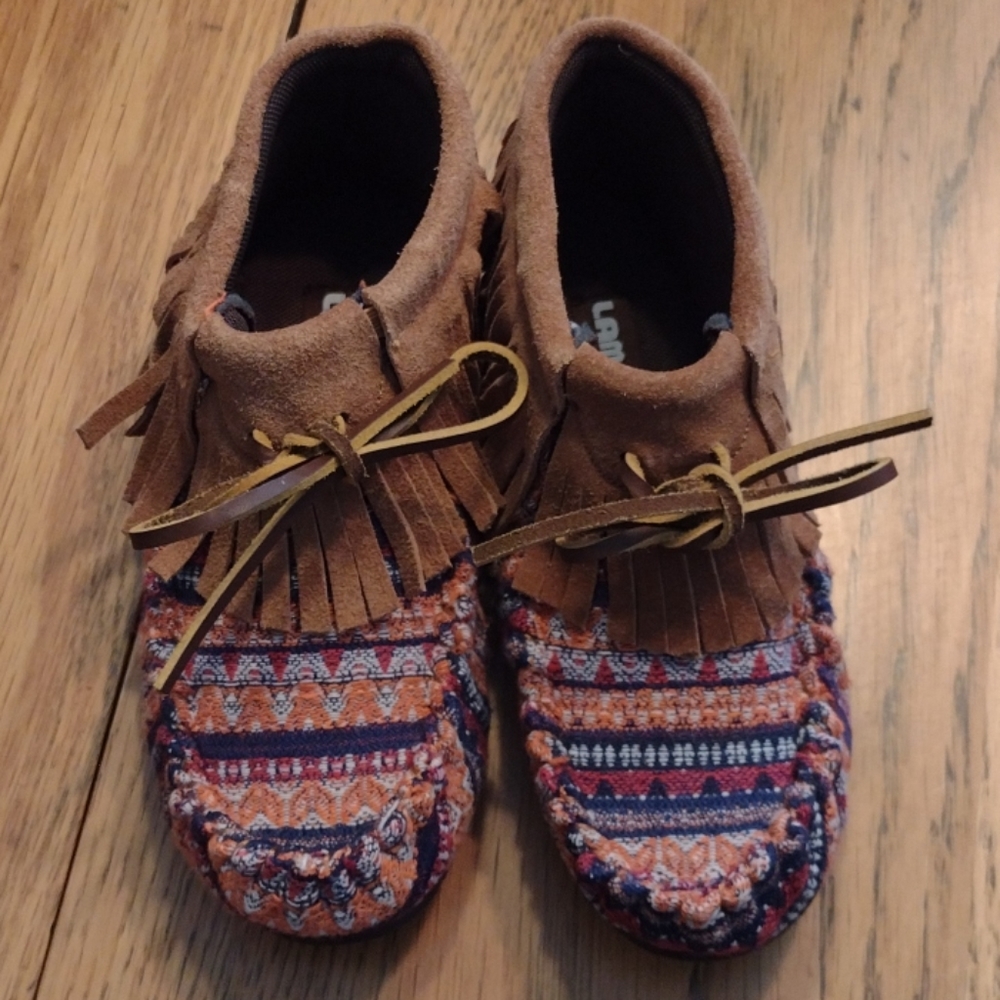 Lamo Fringe Moccasins size 3 yr so adorable